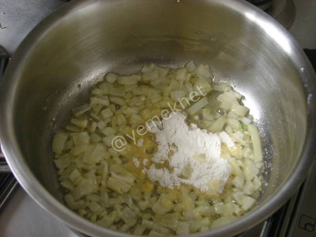 Yeşil Otlu Patates Çorbası - Yapılışı (2/8) 